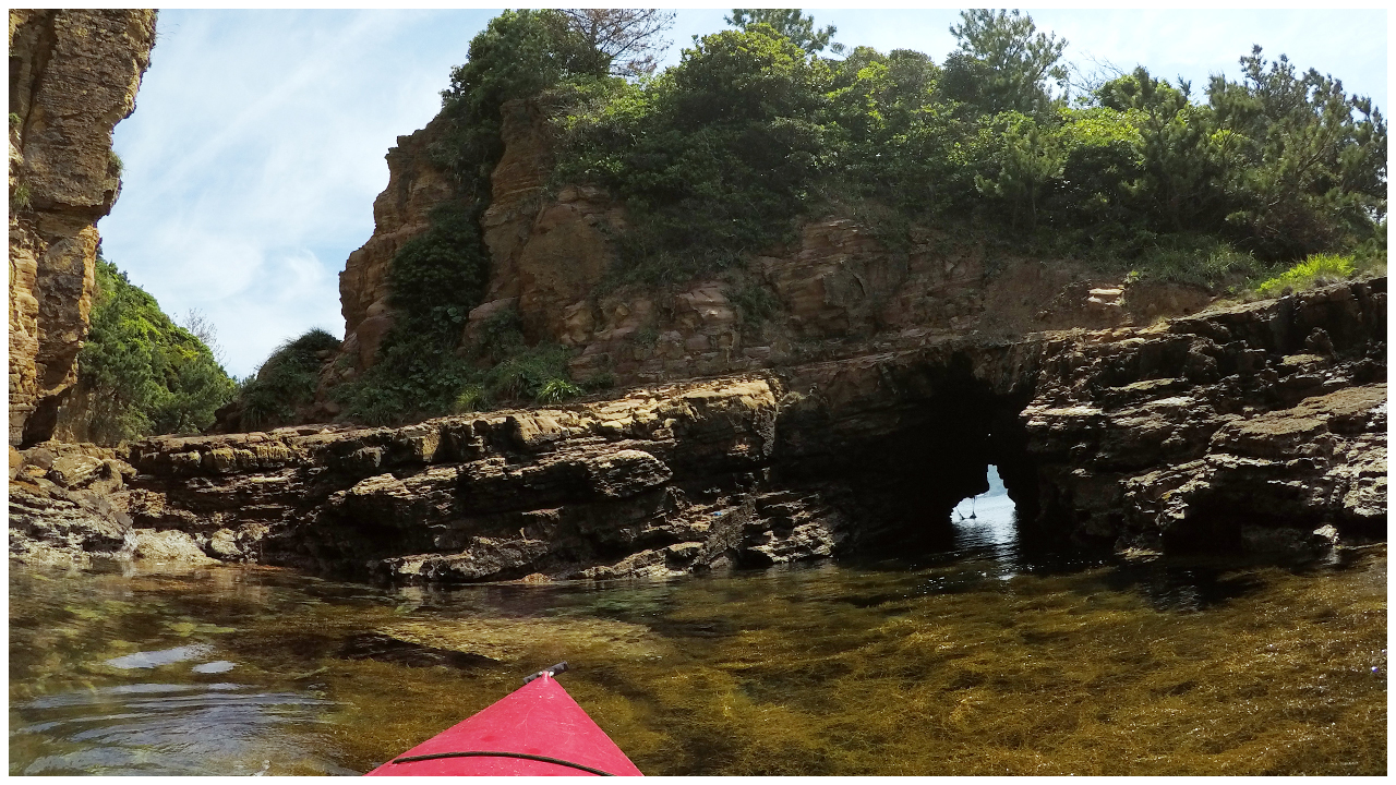 無人島の洞窟探検